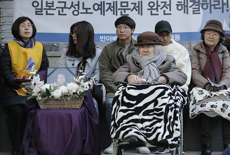 31일 오후 서울 종로구 옛 일본대사관 앞에서 열린 ‘일본군 성노예제 문제 해결을 위한 제1359차 정기 수요시위’에 일본군 성노예제 피해자 이옥선 할머니가 참석해 있다.