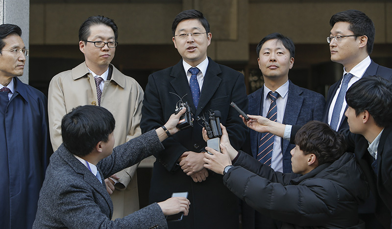 지난 11월1일 대법원 전원합의체가 양심적 병역거부자의 병역법 위법 관련 선고에서 '무죄' 판결을 내린 1일 병역법 위반으로 기소된 '여호와의 증인' 오승헌(34) 씨가 서울 서초구 대법원을 나서며 입장발표를 하고 있다.
