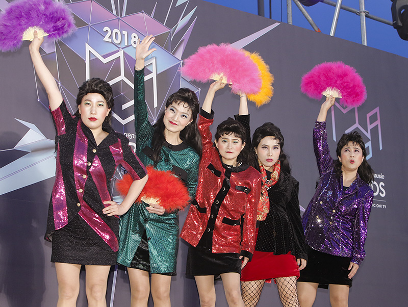 그룹 셀럽파이브가 6일 오후 인천 남동체육관에서 열린 ‘2018 MGA(MBC플러스 X 지니뮤직 어워드)’에 참석해 레드카펫을 밟고 있다.