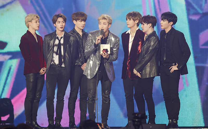 보이그룹 방탄소년단이 6일 오후 인천 남동체육관에서 열린 ‘2018 MGA(MBC플러스 X 지니뮤직 어워드)’에 참석해 올해의 디지털 앨범 상을 수상하고 있다.<br