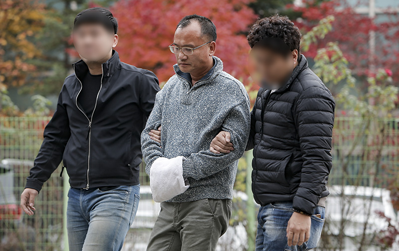 회사 전 직원을 폭행하고 엽기적인 갑질 의혹을 받고 있는 양진호 한국미래기술 회장이 7일 오후 경기도 수원이 경기남부지방경찰청 광역수사대로 압송되고 있다.