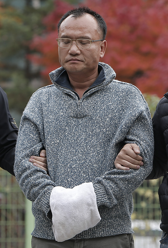 회사 전 직원을 폭행하고 엽기적인 갑질 의혹을 받고 있는 양진호 한국미래기술 회장이 7일 오후 경기도 수원이 경기남부지방경찰청 광역수사대로 압송되고 있다.