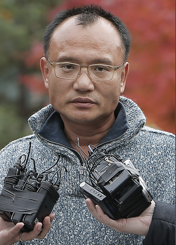 회사 전 직원을 폭행하고 엽기적인 갑질 의혹을 받고 있는 양진호 한국미래기술 회장이 7일 오후 경기도 수원이 경기남부지방경찰청 광역수사대로 압송되고 있다.