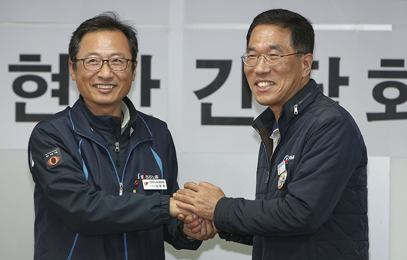 김명환 민주노총 위원장(왼쪽)과 김주영 한국노총 위원장이 9일 오후 서울 중구 정동 전국민주노동조합총연맹에서 열린 주요 현안관련 간담회를 갖기에 앞서 악수를 하고 있다.