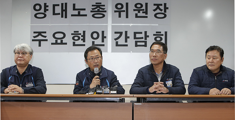 김명환 민주노총 위원장이 9일 오후 서울 중구 정동 전국민주노동조합총연맹에서 열린 탄력근로제 공동대응 관련 양대노총 위원장 간담회에서 모두발언을 하고 있다.