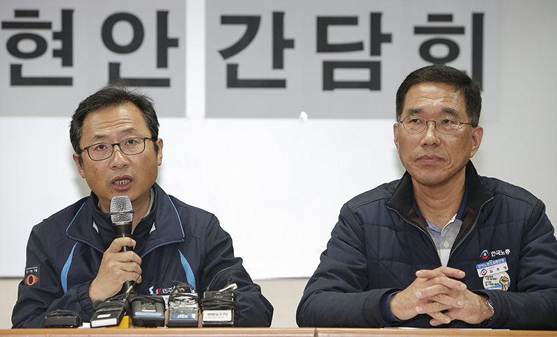 김명환 민주노총 위원장이 9일 오후 서울 중구 정동 전국민주노동조합총연맹에서 열린 양대노총 위원장 주요 현안 간담회에서 모두발언을 하고 있다.