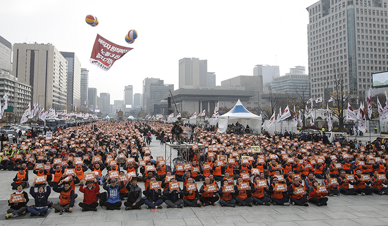 전국공무원노동조합 조합원들이 9일 오후 서울 종로구 광화문광장에서 열린 ‘희망을 현실로 공무원119 연가투쟁’ 결의대회에서 해직공무원 원직복직과 노동3권 보장 등을 촉구하며 구호를 외치고 있다.