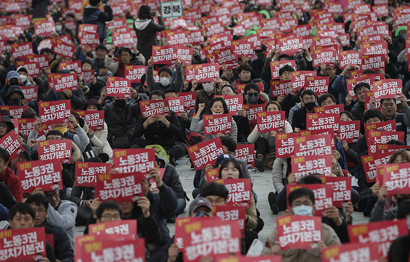 전국공무원노동조합 조합원들이 9일 오후 서울 종로구 광화문광장에서 열린 ‘희망을 현실로 공무원119 연가투쟁’ 결의대회에서 해직공무원 원직복직과 노동3권 보장 등을 촉구하며 피켓을 들고 있다.
