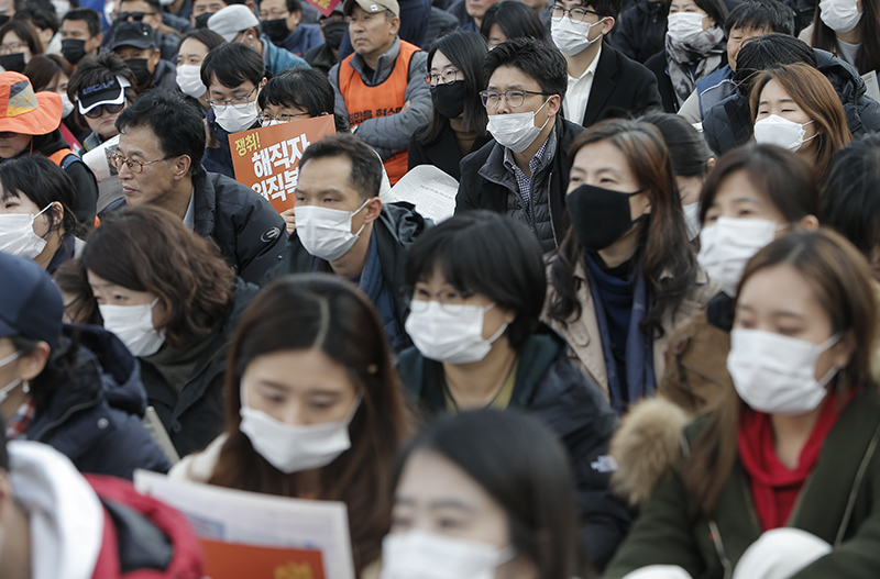 전국공무원노동조합 조합원들이 9일 오후 서울 종로구 광화문광장에서 열린 ‘희망을 현실로 공무원119 연가투쟁’ 결의대회에서 해직공무원 원직복직과 노동3권 보장 등을 촉구하고 있다.