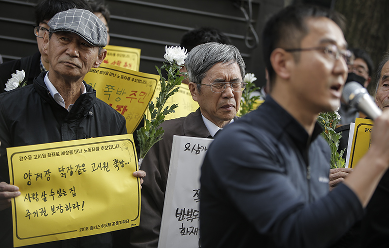 시민사회단체 회원들이 10일 오전 화재로 18명의 사상자가 발생한 서울 종로구 인근 고시원 앞에서 추모 및 재방 방지 대책 촉구 기자회견을 갖고 있다. 이날 참가자들은 빈민 주거공간의 스프링쿨러와 화재경보기를 의무화하고 고시원의 대한 주거대책을 마련할 것을 촉구 했다.