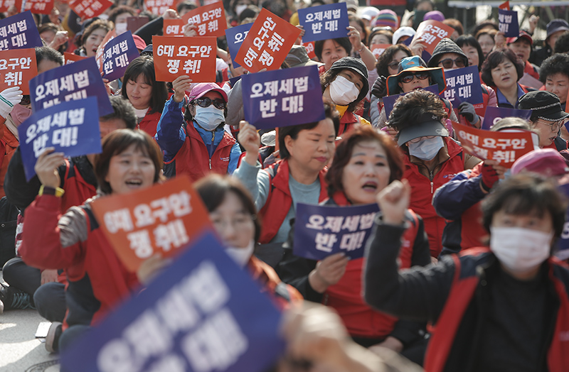 전국요양서비스노동조합 조합원들이 10일 오후 서울 종로구 세종로소공원에서 요양노동자 총궐기대회를 열고 구호를 외치고 있다. 이날 요양서비스노조는 민간 노인요양시설 비리 전면 감사 실시와 삭제된 요양보호사의 처우개선비 원상회복 등을 촉구했다.