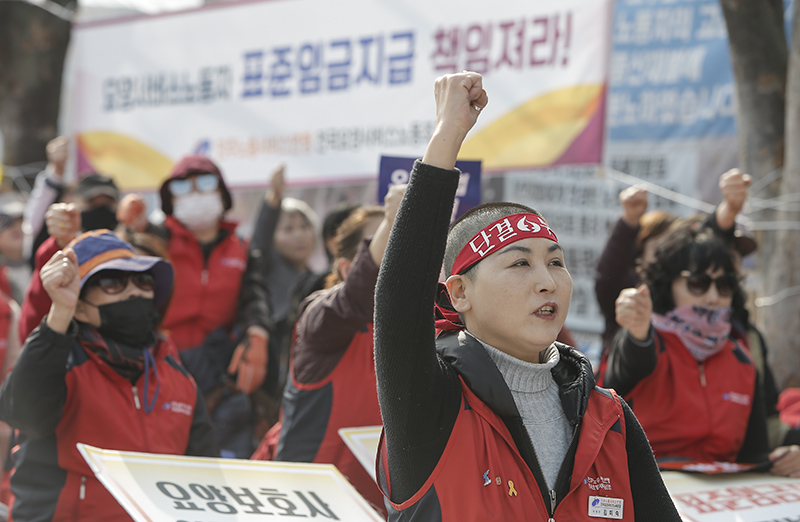 전국요양서비스노동조합 조합원들이 10일 오후 서울 종로구 세종로소공원에서 요양노동자 총궐기대회를 열고 구호를 외치고 있다. 이날 요양서비스노조는 민간 노인요양시설 비리 전면 감사 실시와 삭제된 요양보호사의 처우개선비 원상회복 등을 촉구했다.