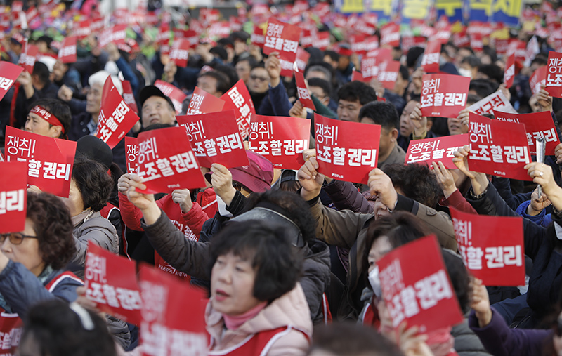 전국민주노동조합총연맹 조합원들이 10일 오후 서울 중구 태평로에서 ‘전태일 열사 정신 계승 2018 전국노동자대회’를 열고 노조 할 권리 보장 등을 촉구하며 구호를 외치고 있다.