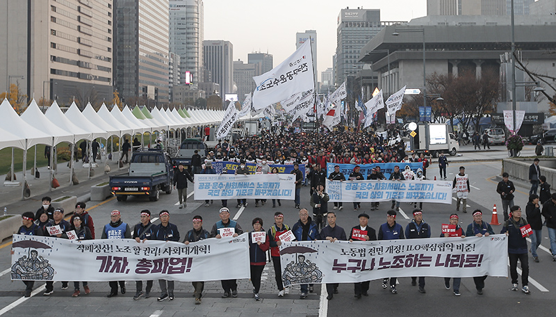 10일 오후 서울 중구 태평로에서 민주노총 주최로 열린 ‘전태일 열사 정신 계승 2018 전국노동자대회’를 마친 노동자들이 청와대를 향해 행진하고 있다.