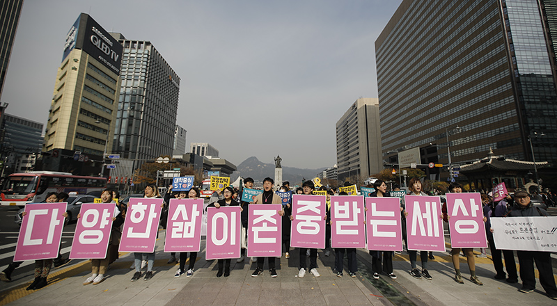2019학년도 대학수학능력시험일인 15일 서울 종로구 광화문 사거리에서 대학입시거부로 삶을 바꾸는 투명가방끈 회원들이 대학 입시 거부 선언 퍼포먼스를 하고 있다. 이날 참가자들은 경쟁에 내몰리고 불안에 쫓기는 삶을 멈추고 다양한 삶을 존중받기 위해 대학 입시를 거부한다고 주장했다.