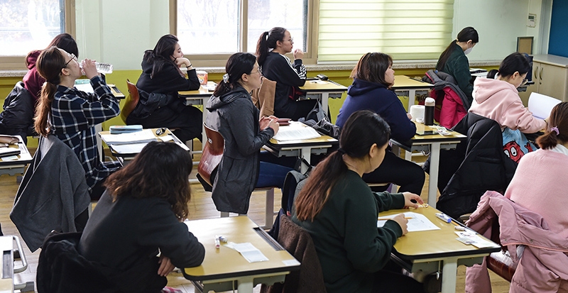 서울 영등포구에 위치한 한 여고에서 수험생들이 시험을 준비하고 있다. 정렬:가운데