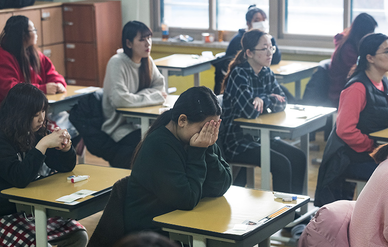 2019학년도 대학수학능력시험일인 15일 서울 여의도여자고등학교에서 수험생들이 입실을 마친 뒤 마음을 추스르고 있다.