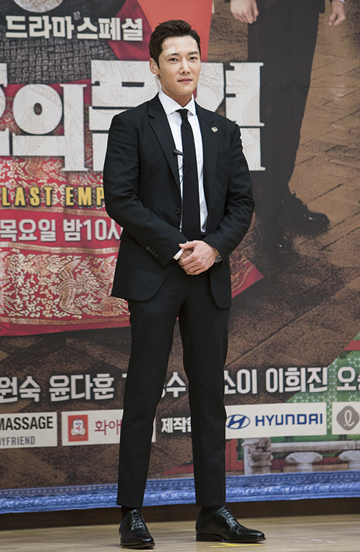 배우 최진혁이 20일 오후 서울 양천구 SBS에서 열린 새 수목드라마 ‘황후의 품격’ 제작발표회에 참석해 포즈를 취하고 있다.