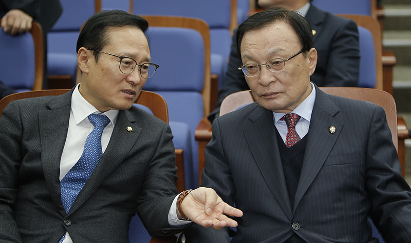 더불어민주당이해찬 대표와 홍영표 원내대표. 자료사진