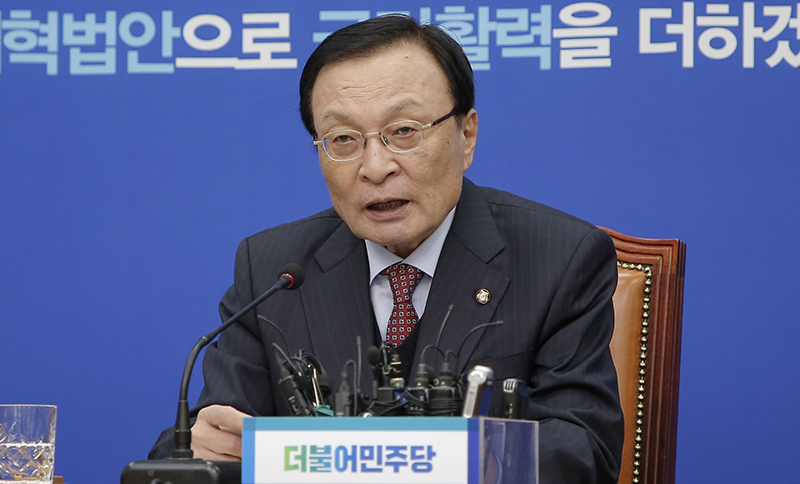 이해찬 더불어민주당 대표가 지난 23일 오전 서울 여의도 국회에서 열린 기자간담회에서 취재진의 질의에 답변하고 있다.