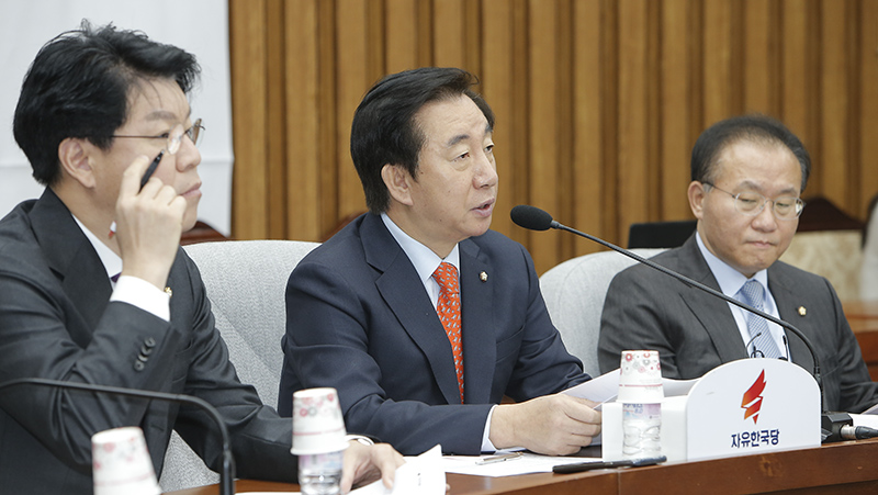 김성태 자유한국당 원내대표가 27일 오전 서울 여의도 국회에서 열린 원내대책회의에 참석해 모두발언을 하고 있다.