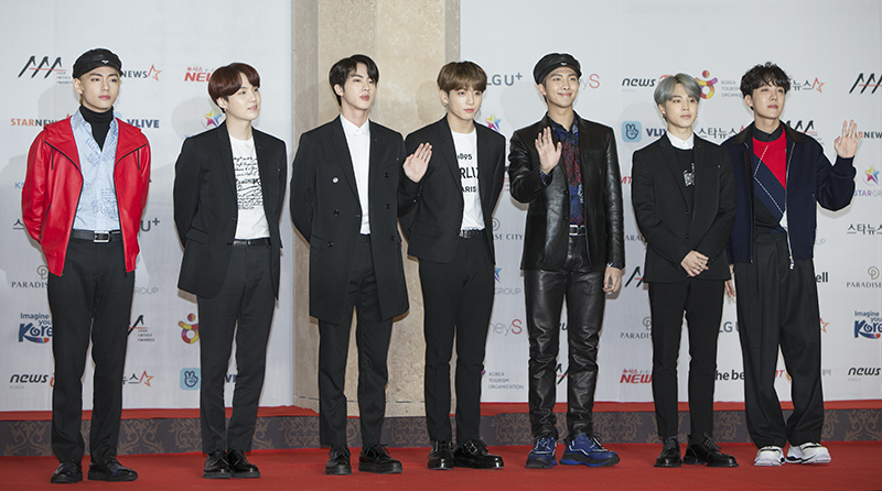 보이그룹 방탄소년단이 28일 오후 인천 파라다이스시티 아트페이스에서 열린 ‘2018 Asia Artist Awards(아시아 아티스트 어워즈)’ 레드카펫 행사에 참석해 포즈를 취하고 있다.