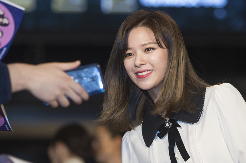 트와이스 정연이 6일 저녁 서울 용산구 CGV 용산아이파크몰에서 열린 영화 ‘트와이스랜드’ 레드카펫 행사에 참석하며 팬들과 인사를 나누고 있다.