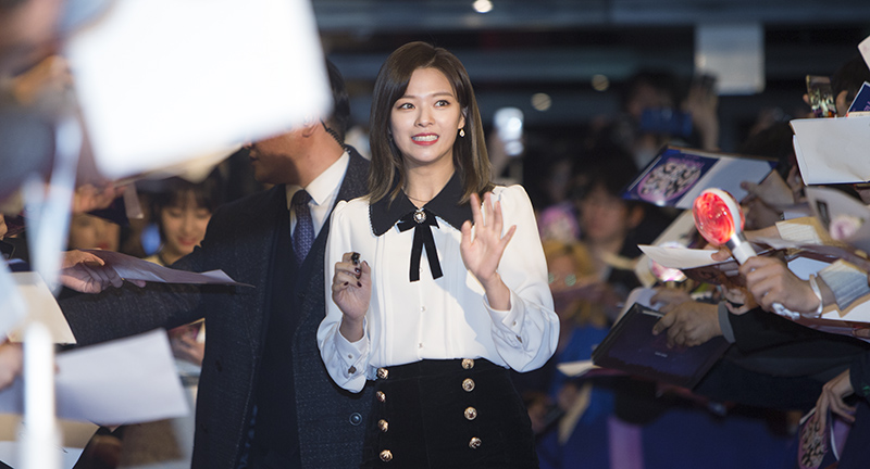 트와이스 정연이 6일 저녁 서울 용산구 CGV 용산아이파크몰에서 열린 영화 ‘트와이스랜드’ 레드카펫 행사에 참석하며 팬들과 인사를 나누고 있다.
