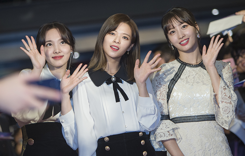 트와이스 나연, 정연, 모모가 6일 저녁 서울 용산구 CGV 용산아이파크몰에서 열린 영화 ‘트와이스랜드’ 레드카펫 행사에 참석하며 팬들과 인사를 나누고 있다.