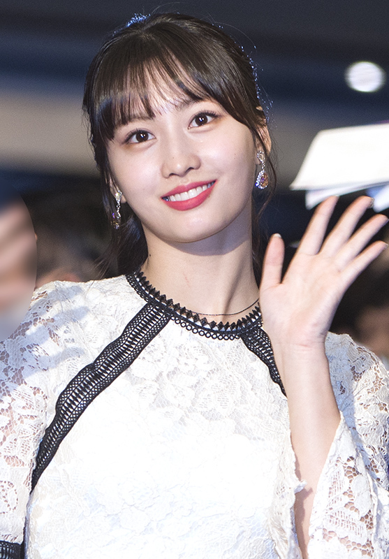 트와이스 모모가 6일 저녁 서울 용산구 CGV 용산아이파크몰에서 열린 영화 ‘트와이스랜드’ 레드카펫 행사에 참석하며 팬들과 인사를 나누고 있다.