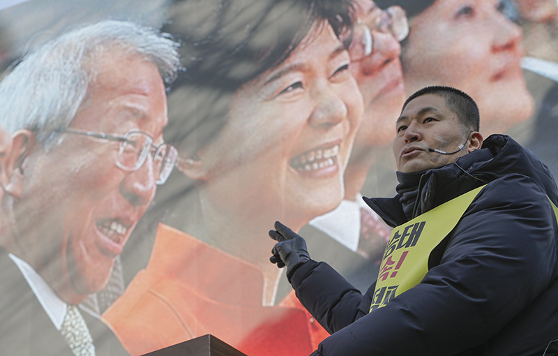 조석제 전국공무원노동조합 법원본부장이 8일 오후 서울 종로구 효자치안센터 앞에서 열린 사법적폐 청산 결의대회에서 기조발언을 하고 있다.