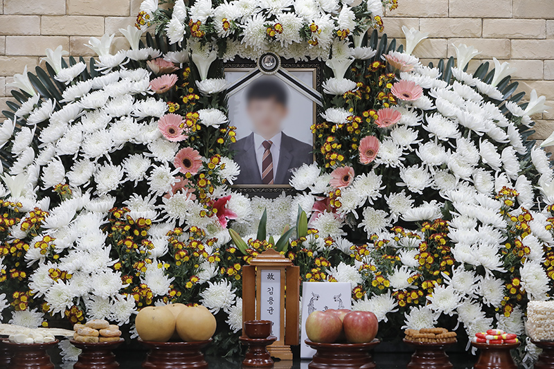 지난 11일 한국서부발전 태안화력본부 9, 10호기 컨베이어 벨트 사고로 숨진 故 김용균(24)씨의 빈소가 12일 충남 태안의료원 장례식장에 마련돼 있다.