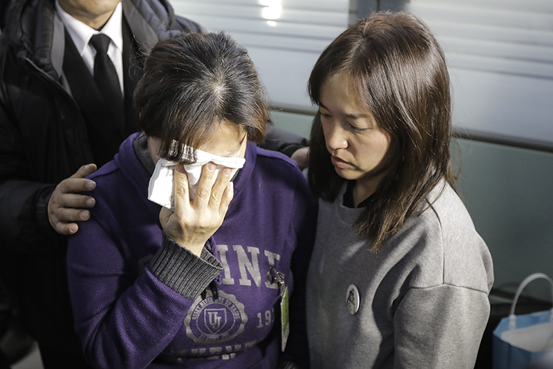 고 김용균 씨의 어머니인 김미숙 씨가 27일 오후 서울 여의도 국회에서 산업안전보건법(김용균법) 개정안에 대한 여야 합의 소식을 전해 듣고 눈물을 흘리고 있다.