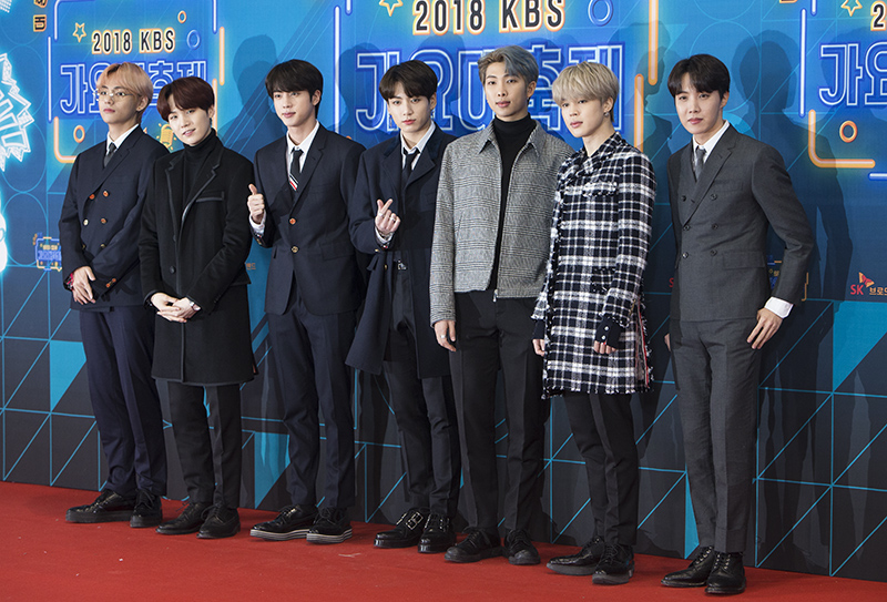 그룹 방탄소년단이 28일 오후 서울 여의도 KBS 웨딩홀에서 열린 2018 KBS 가요대축제에 참석해 레드카펫을 밟고 있다. 이날 행사에는 방탄소년단(BTS), 워너원, 트와이스, 레드벨벳, 러블리즈, 여자친구, 갓세븐, 뉴이스트W, 모모랜드 등 화려한 아티스트들이 참석해 자리를 빛냈다.