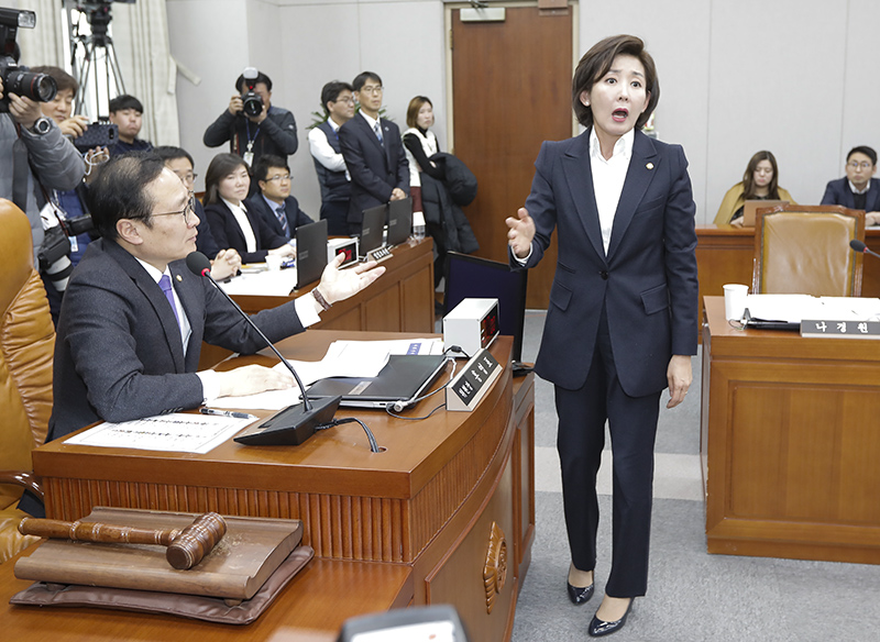 임종석 대통령 비서실장과 조국 민정수석이 31일 오후 서울 여의도 국회에서 열린 운영위원회 전체회의에 참석한 가운데 자유한국당 나경원 의원이 홍영표 운영위원장에 항의하고 있다. 이날 국회 운영위는 청와대 특별감찰반 논란을 규명할 예정이다.