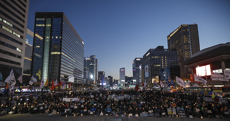 5일 오후 서울 광화문광장에서 열린 24살 청년 비정규직 고 김용균 3차 범국민 추모제에서 참가자들이 촛불을 들고 있다.