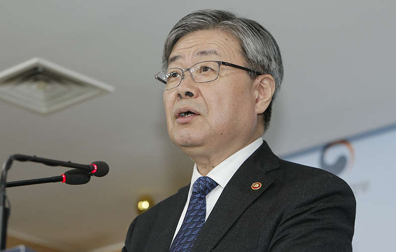 이재갑 고용노동부 장관이 7일 오후 서울 종로구 정부서울청사에서 열린 최저임금 결정체계 개편 관련 브리핑에서 취재진의 질의에 답변하고 있다.