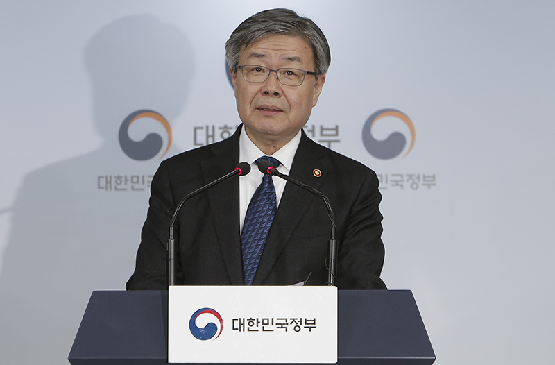 이재갑 고용노동부 장관이 7일 오후 서울 종로구 정부서울청사에서 최저임금 결정체계 개편 관련 브리핑을 하고 있다.