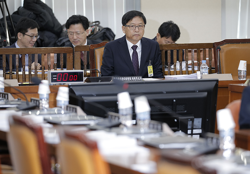 조해주 중앙선거관리위원회 위원 후보자가 9일 오전 서울 여의도 국회에서 열린 인사청문회에 출석해 텅 빈 자유한국당 의석을 바라보고 있다. 이날 자유한국당 소속 의원들은 조 후보자가 지난 대선 당시 문재인 대통령 캠프에서 공명선거 특별보좌관을 맡은 바 있어 정치 편향이 문제된다는 이유로 보이콧을 결정했다.