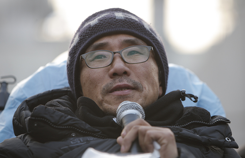 426일간의 굴뚝 고공농성을 마치고 지상으로 내려온 박준호 금속노조 파인텍지회 사무장이 11일 오후 서울 양천구 열병합발전소에서 소회를 밝히고 있다.