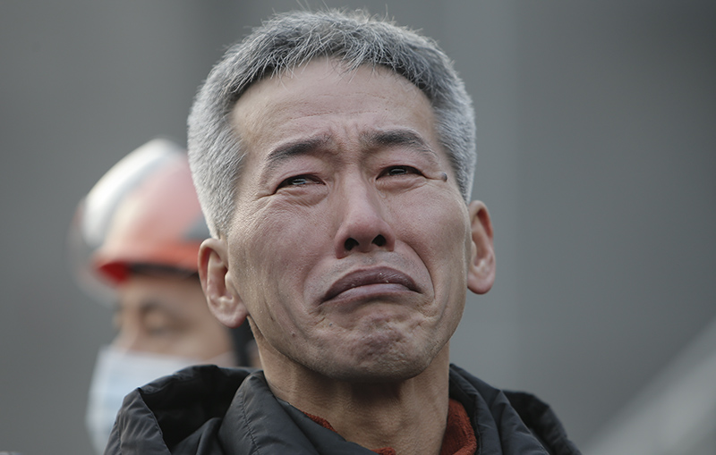 금속노조 파인텍지회 박준호, 홍기탁 조합원이 426일간의 굴뚝 고공농성을 마치고 지상으로 내려온 가운데 단식 농성을 이어오던 차광호 파인텍지회장이 11일 오후 서울 양천구 열병합발전소에서 눈물을 머금고 있다.
