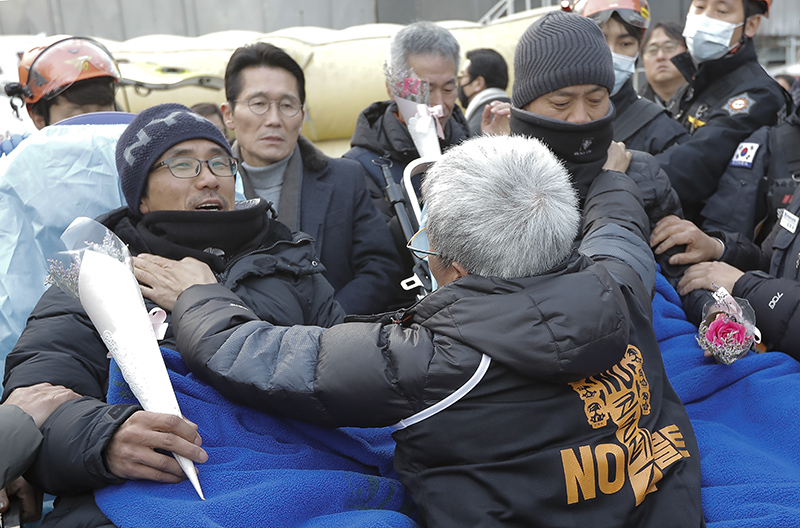 426일간의 굴뚝 고공농성을 마치고 지상으로 내려온 금속노조 파인텍지회 박준호 사무장과 홍기탁 전 지회장이 양천구 열병합발전소에서 전 콜트콜텍 해고노동자와 포옹을 하고 있다.