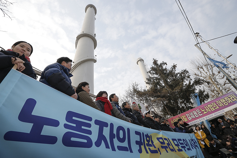 금속노조 파인텍지회 박준호 사무장과 홍기탁 전 지회장의 426일 굴뚝 고공농성 종료를 앞둔 11일 오후 양천구 열병합발전소 굴뚝 아래에서 차광호 금속노조 파인텍지회장을 비롯한 참가자들이 굴뚝농성 종료 선언 기자회견을 열고 있다.