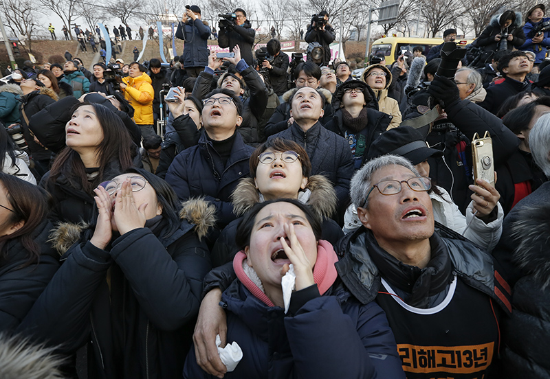 11일 오후 426일간의 굴뚝 고공농성을 마친 금속노조 파인텍지회 박준호 사무장, 홍기탁 전 지회장이 지상으로 내려가던 도중 양천구 열병합발전소 굴뚝 아래에서 전 조합원 및 참가자들이 응원의 함성을 보내고 있다.