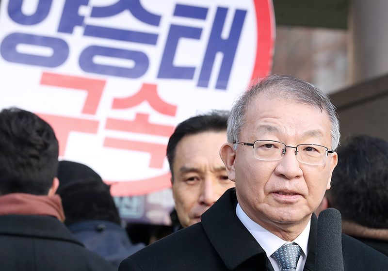 양승태 전 대법원장이 11일 오전 서울 서초구 대법원 앞에서 사법행정권 남용 의혹 관련 피의자 신분으로 검찰에 출석하기 전 입장발표를 하고 있다.