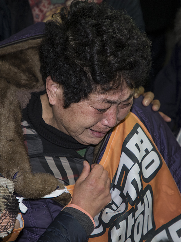 5.18 진상규명 및 책임자 처벌을 요구하며 농성중인 오월 어머니회 회원들이 14일 오후 서울 여의도 국회 정론관 앞에서 자유한국당 진상조사위원 추천 관련 기자회견을 앞두고 일부 회원들의 정론관 출입을 저지하자 분통을 터뜨리고 있다. (자료사진)