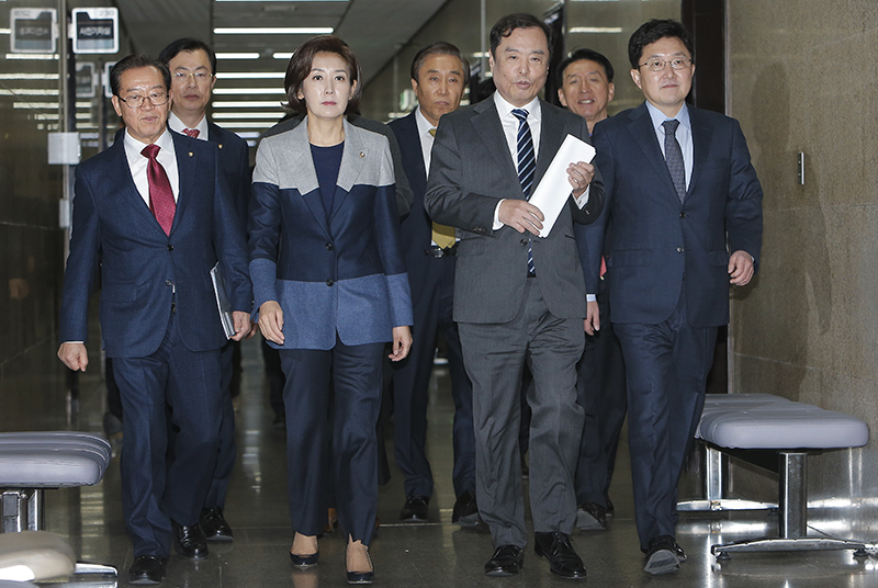 자유한국당 김병준 비상대책위원장과 나경원 원내대표 등 비대위원들이 14일 오전 서울 여의도 국회에서 열린 비상대책위원회의에 참석하고 있다.