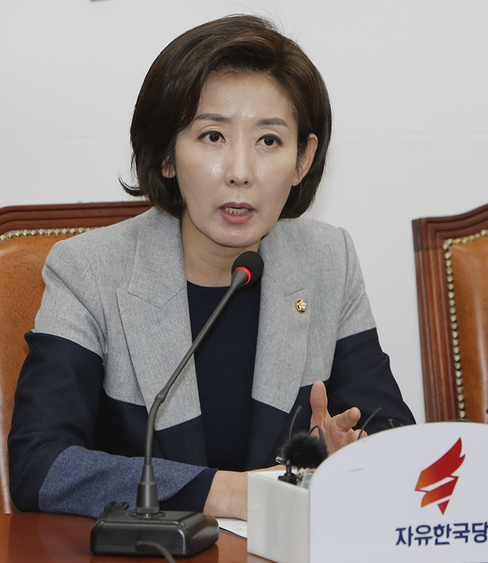 자유한국당 나경원 원내대표가 14일 오전 서울 여의도 국회에서 열린 비상대책위원회의에서 모두발언을 하고 있다.