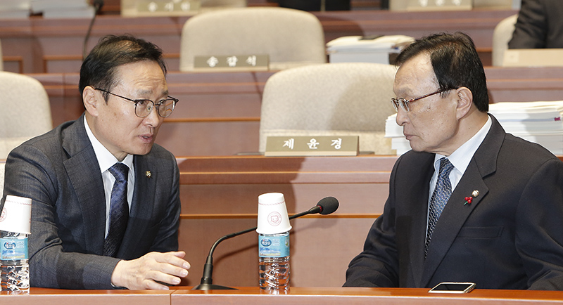 더불어민주당 이해찬 대표(오른쪽)와 홍영표 원내대표가 21일 오후 국회에서 열린 정책의원총회에서 이야기를 나누고 있다.