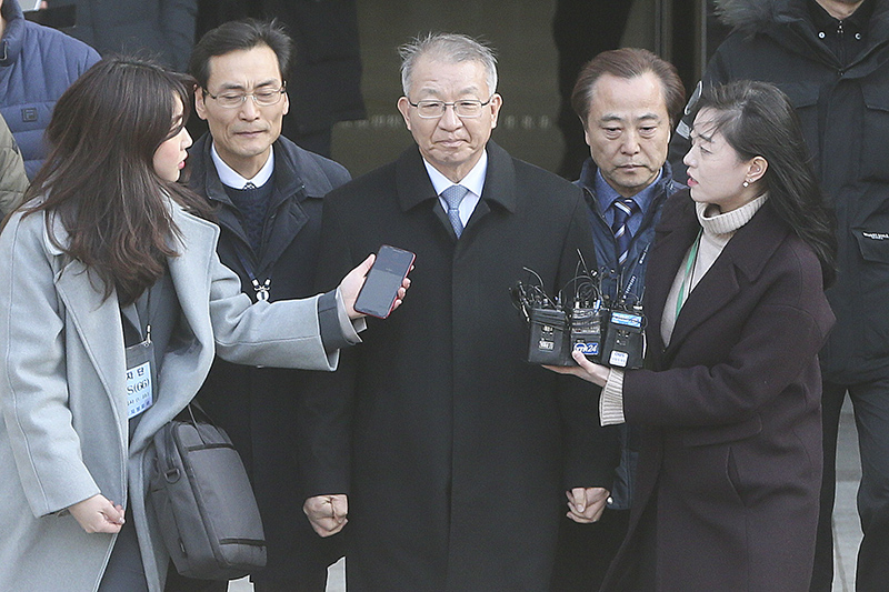 사법농단 의혹의 최정점인 양승태 전 대법원장이 23일 오후 서울 서초구 서울중앙지방법원에서 열린 영장실질심사를 마치고 서울구치소에서 대기하기 위해 이동하고 있다.